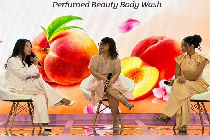 (ki-ka) Host, Mita Ardiani - Marketing Manager Personal Care Category WINGS Group Indonesia, dan Harashta Haifa Zahra, Miss Supranational 2024 dalam talkshow Spread Your Charm. Be PEACHtacular yang digelar oleh GIV (Foto: Efa)