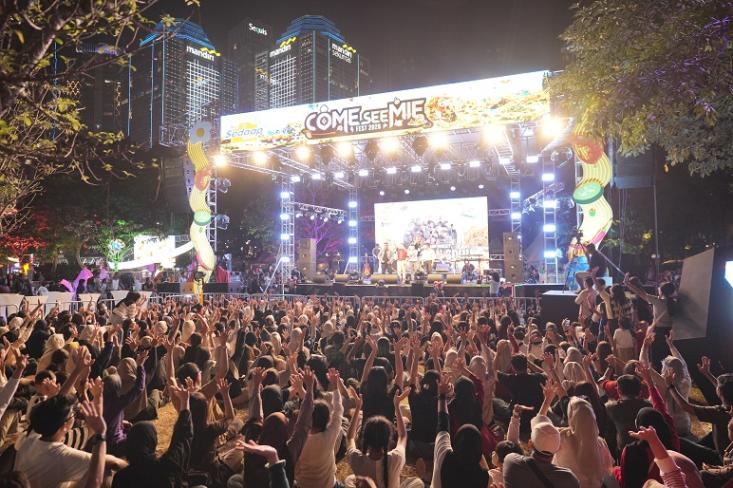 Antusiasme masyarakat tampak terlihat dari padatnya pengunjung yang memenuhi area panggung utama Come See Mie Fest 2026 Wonderland yang digelar oleh Mie Sedaap di Hutan Kota GBK (Foto: Ist)