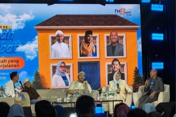 Berbagi cerita di Rumah Sahabat. Ki-ka: Ananda Omesh (MC), Ustadz Fatih Karim, Ivan Gunawan, Mia R. Amalia (Senior Vice President Dana, Jasa, dan Komunikasi Pemasaran BCA Syariah), dan  Oki Rengga (aktor film Agak Laen). Foto: Novi