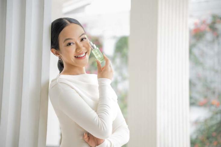 Oriflame Indonesia menghadirkan Novage+ Proceuticals 10% Niacinamide Power Drops, serum multi-active bertekstur ringan yang membantu kulit tampak lebih cerah, halus, kenyal, dan nyaman (Foto : Ist)