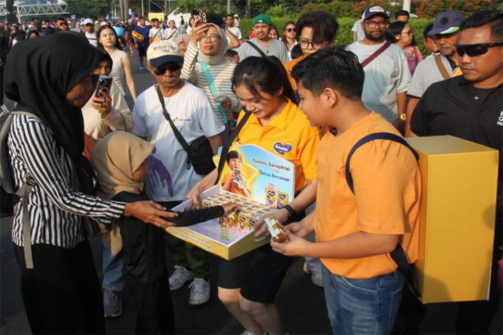 Penyanyi dan aktor cilik, Prince Poetiray (membawa tas punggung kotak) memotivasi teman-teman untuk tampil percaya diri dan memenuhi asupan nutrisi yang tepat, Minggu (28/06) di ajang Bebelac Slurp & Shine, Car Free Day, Sudirman, Jakarta. Foto: Ist