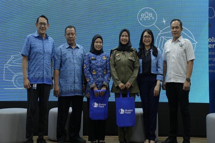 (ki-ka) Andre Djokosoetono, Tarmudji (Ayah Annisya), Annisya, Eka (Kakak Annisya), Noni Purnomo, Helmi Zulzaul