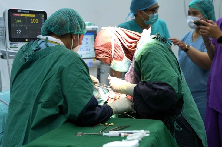 Tim medis melakukan operasi dalam Program Operasi Bibir Sumbing dan Celah Langit-Langit gratis dari Yayasan WINGS Peduli (Foto: Ist)
