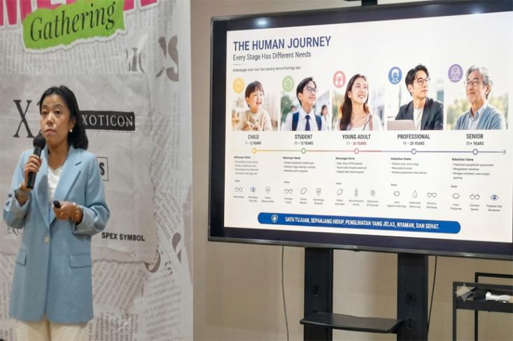 Evy Adryani, Business Development Manager PT Katamata menerangkan, jika ditelusuri, perjalanan (journey) kesehatan mata setiap orang sangatlah dinamis. Foto: Novi