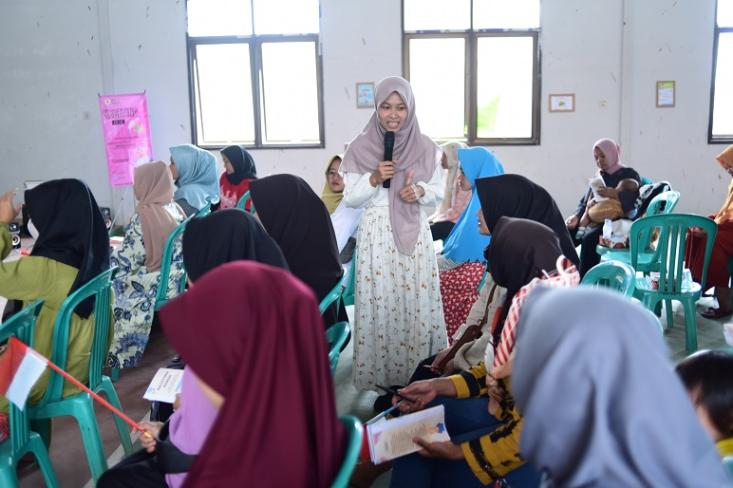 Bidan Neng Ira aktif menyebarkan informasi kesehatan baik secara online di media sosial maupun offline kepada ibu-ibu dengan gaya bercerita sehari-hari dan relevan dengan realita (Foto: Ist)