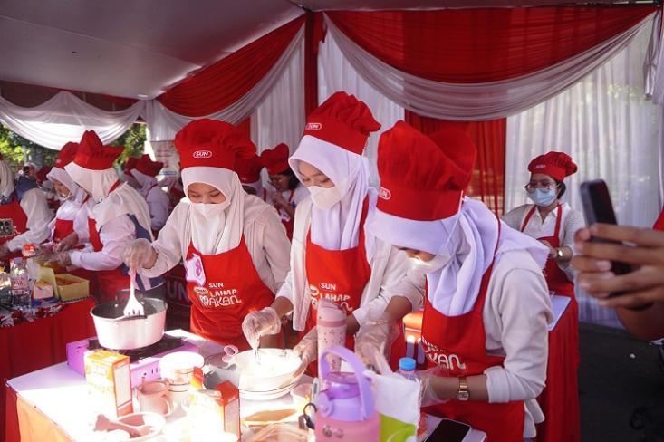 Para bidan diajak mempraktikkan penyusunan menu MPASI melalui lomba kreasi berbahan pangan lokal yang dipadukan dengan MPASI fortifikasi (Foto: Ist)
