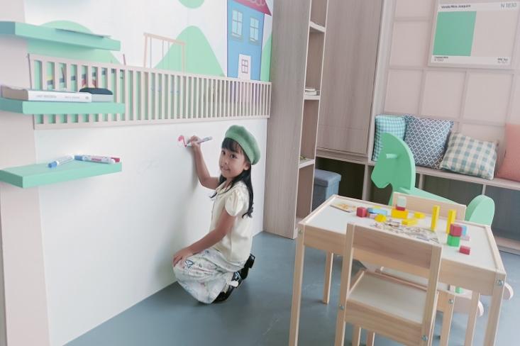 Nala, putri dari pasangan conten creator Nalapedia, sedang mencoret-coret di dinding yang menggunakan White Board Paint dari Mowilex (Foto: Efa)