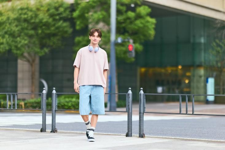 Untuk agenda santai seperti hangout atau jalan-jalan, T-shirt oversized berpotongan longgar bisa dipadukan dengan celana pendek denim selutut agar proporsi tubuh tetap seimbang (Foto: Ist)