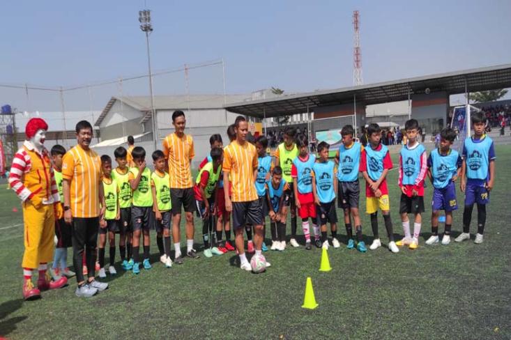 Setiap sesi latihan McDonald’s Football Clinic dirancang langsung oleh Coach Indra Sjafri agar peserta tidak hanya menguasai teknik dasar sepak bola, tetapi juga membangun karakter positif (Foto : Retno)