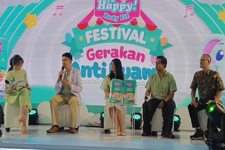 (ki-ka) Host; dr. Damar Prasetya, Sp.A., M.Sc., M.Psi.T; Fransisca Vania Harista (Senior Brand Manager Baby Happy), Joshua Suherman (Public Fifure), Muhammad Soleh (Deputi Pemenuhan Hak Anak KemenPPPA) Foto: Efa