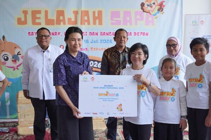 Dalam kegiatan Jelajah SAPA, Direktur Eksekutif APPNIA, Poppy Kumala (kanan) menyerahkan bantuan secara simbolis kepada Wakil Menteri PPPA, Veronica Tan (kiri) untuk anak-anak penghuni Rusunawa Cakung Barat (Foto: Ist)