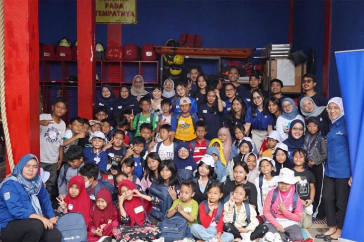 Asyiknya main air dan belajar selamatkan diri bareng petugas Pemadam Kebakaran di saat liburan. Foto: Ist