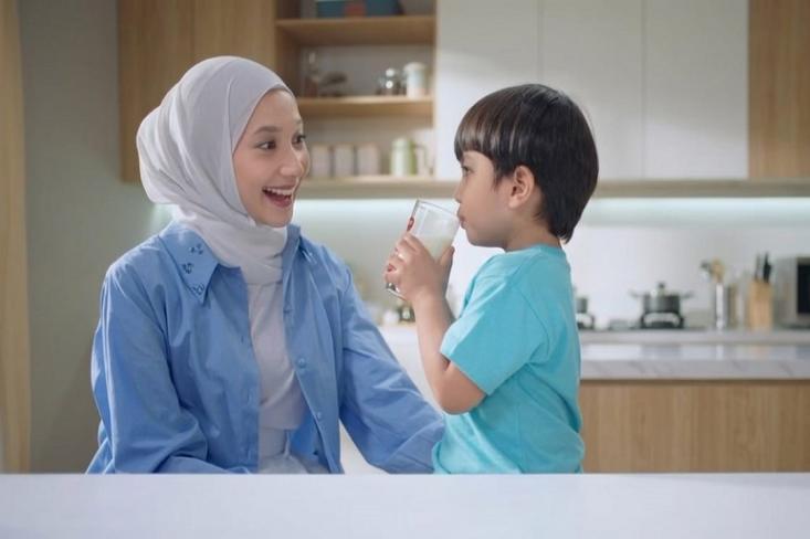 Ilustrasi anak minum susu (dok. vidoran Xmart)
