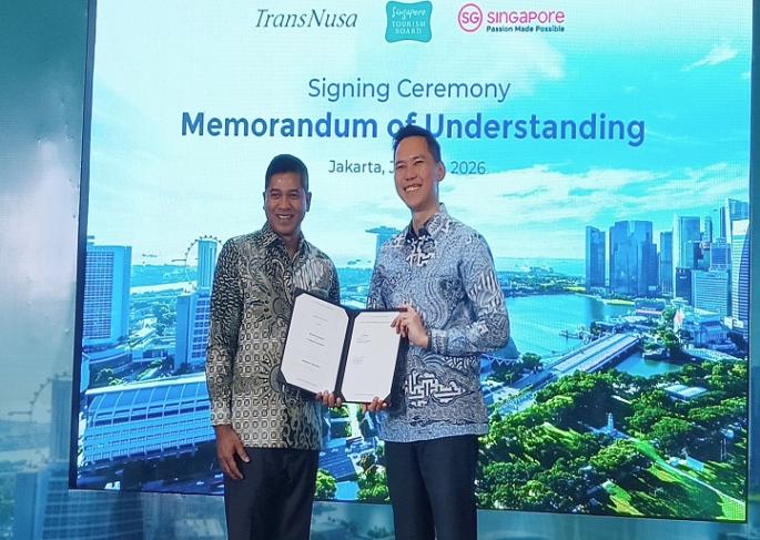 (ki-ka) Datuk Bernard Francis, Group Chief Executive Director, TransNusa Aviation dan Terrence Voon, Executive Director, Southeast Asia, Singapore Tourism Board (Foto: Efa)