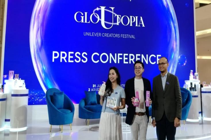 (ki-ka) Abel Cantika (Beauty influencer), Samuel Pandhega (Director of Digital & Social Commerce Unilever Indonesia) dan Julian Kamil (Head of Strategic Brand Partnerships Shopee Indonesia) dalam event GloUtopia  (Foto: Efa)