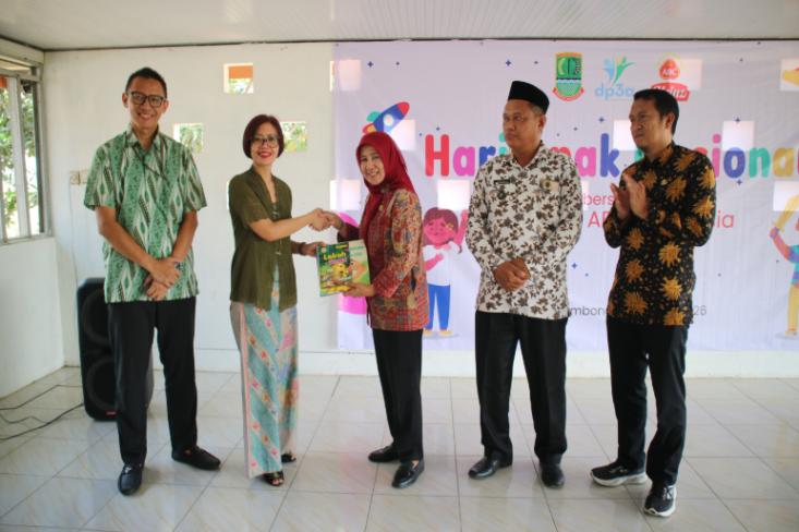 Penyerahan donasi buku secara simbolis yang diwakili oleh Mira Buanawati, General Counsel and Head of Corporate Affairs PT Heinz ABC Indonesia kepada Wiwiek Krisnawati, Kepala DP3A Kabupaten Karawang (Foto: Ist)