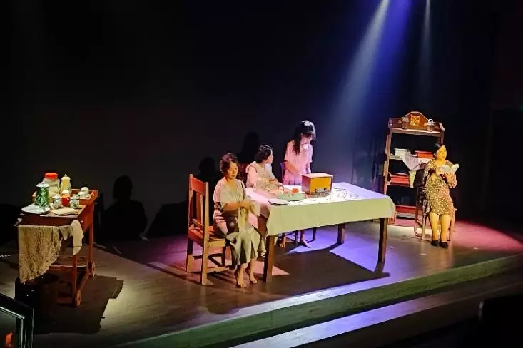 Sambut Bulan Kemerdekaan, Galeri Indonesia Kaya hadirkan pertunjukan Bulang Trang, Nona karya Teater Pandora, mengajak penonton memaknai patriotisme dalam keseharian (Foto: Efa)