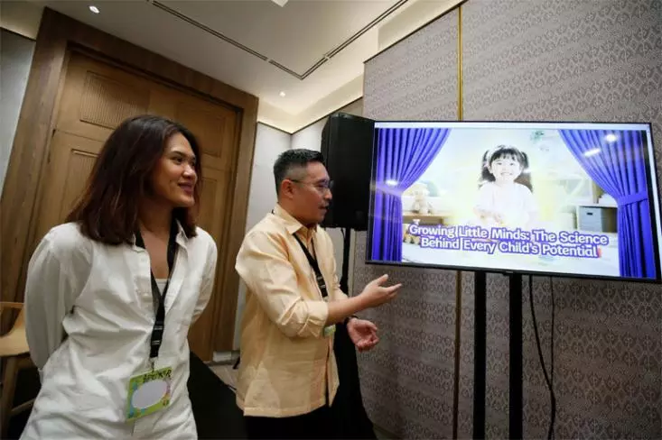 Cynthia, seorang Momfluencer (kiri) dan Dr. dr. Ray Wagiu Basrowi, MKK, FRSPH, Medical and Scientific Affairs Director Danone Indonesia (kanan) dalam sesi talkshow saat Ideafest 2026, Sabtu, 05 September 2026 di JICC, Senayan, Jakarta. Foto: Ist