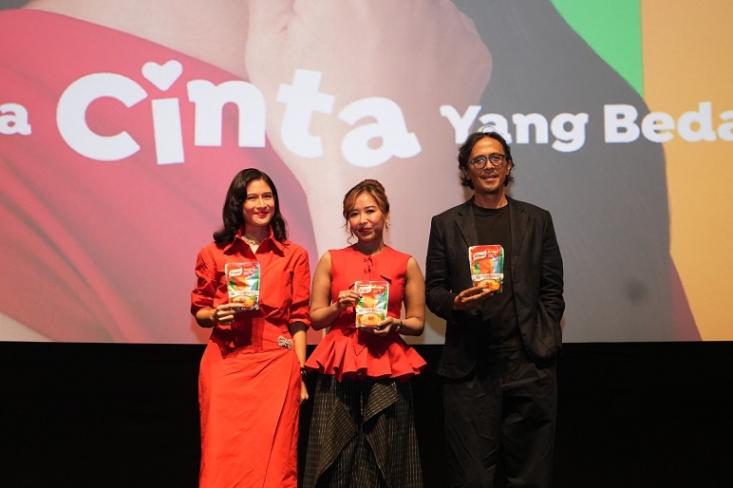 (Ki-Ka): Dian Sastrowardoyo, Nuning Wahyuningsih – Head of Marketing Foods Unilever Indonesia, Teddy Soeria Atmadja – Sutradara “Bahasa Cinta yang Beda” dalam acara gala premier (Foto: Ist)