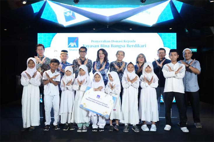 Niharika Yadav, Presiden Direktur AXA Financial Indonesia, Bukit Rahardjo,  Presiden Direktur AXA Syariah Life Insurance, dan jajaran manajemen berfoto bersama anak-anak dan pengurus dari Yayasan Bina Bangsa Berdikari. Foto: Ist