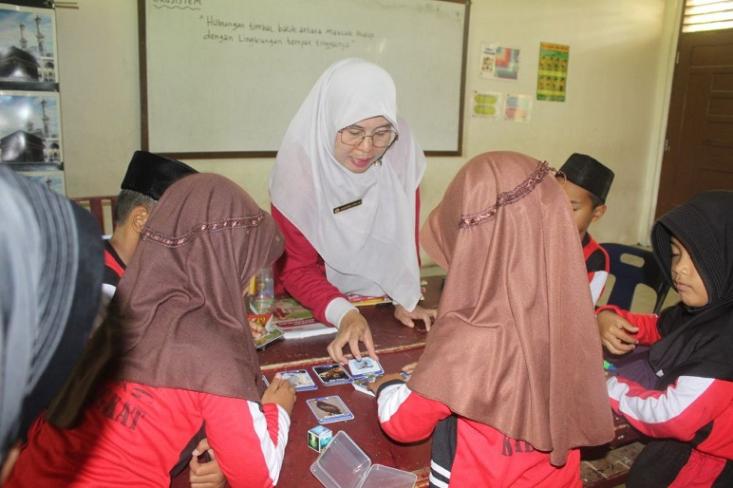 Bekerja sama dengan Indonesia Mengajar, kegiatan program Berbagi Seru di Langkat menghadirkan pengalaman belajar yang lebih interaktif dan bermakna bagi 1.280 siswa sekolah dasar (Foto: Ist)