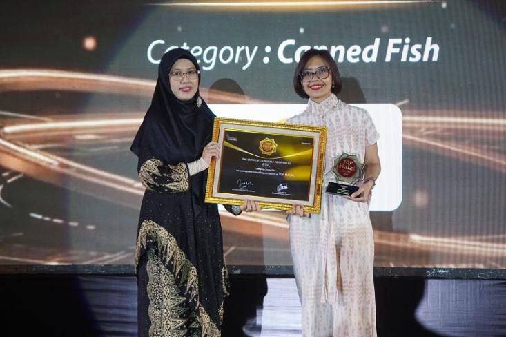 ABC Indonesia menerima penghargaan TOP Halal Award 2026 yang diselenggarakan oleh IHATEC Marketing Research (Foto: Ist)