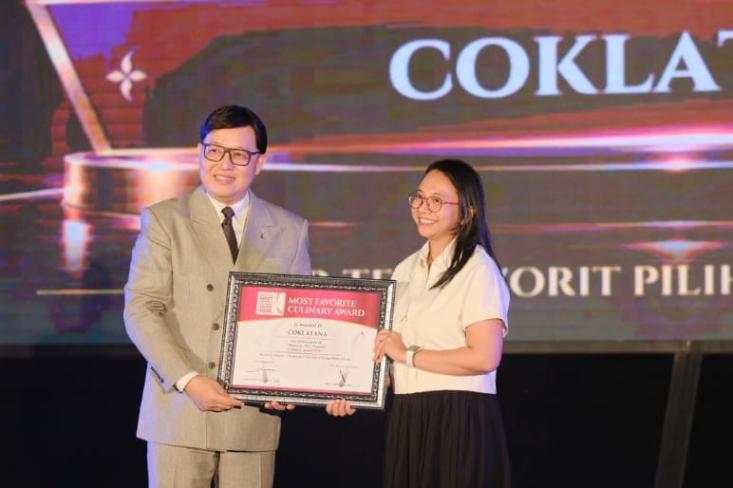 Brand Manager Coklatana, Widya Fadila (kanan), menerima penghargaan Most Favorite Culinary Award 2026. Foto: Ist