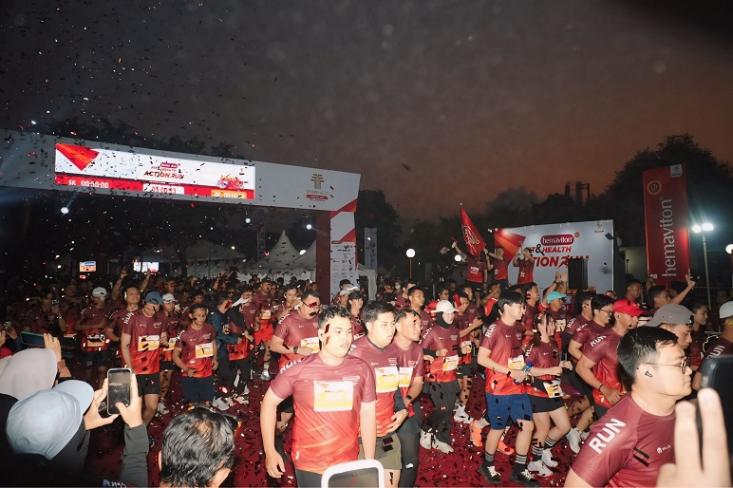 Keseruan flag off di hemaviton Fit & Health Action Run 2026, para pelari tampak sangat antusias (Foto: Ist)