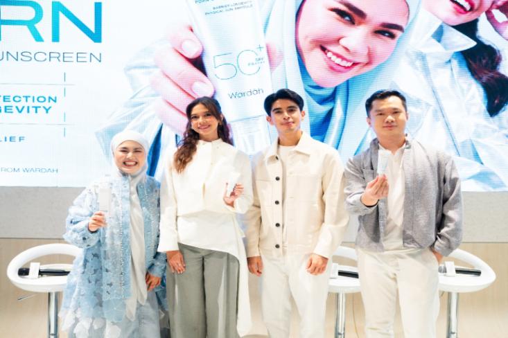(ki-ka) Vina Yolanda, Deputy Brand Head Wardah Sunscreen, Yuki Kato, dr. Ayman Alatas, Sp.M.K., dokter spesialis mikrobiologi klinik, serta Skinoppa dalam talkshow “Can Sunscreen Do More Than Protect?“ (Foto: Efa)