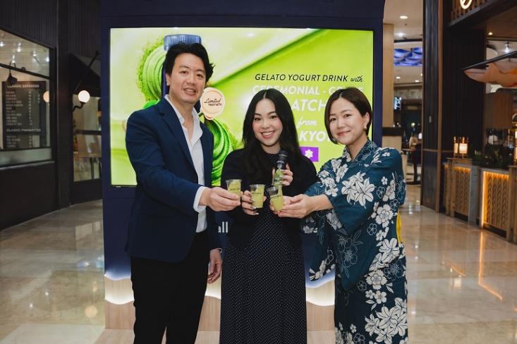 (ki-ka) Surya Adiputra, Head of Operations & Commercial of Rejuve; Natasha Johannes, Brand Director Hometown Artisan Dairy; dan Miyu Okazaki, Aktris dan Influencer asal Jepang, melakukan toast Gelato Yogurt Matcha (Foto: Ist)