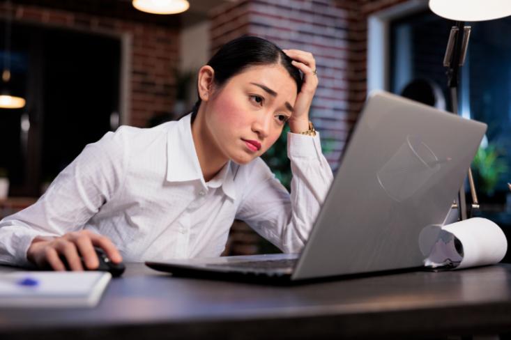 Digital eye strain dapat terjadi ketika mata digunakan terus-menerus pada jarak dekat, seperti saat menatap layar gadget, membaca, menulis, atau melakukan aktivitas lain tanpa jeda (Foto: Ist)