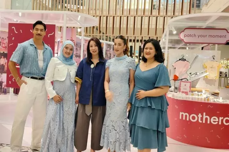 (ki-ka) Yoshi Sudarso, Indira Kalistha, Lina Paulina (VP Mothercare Indonesia), Tasya Farasya, Putri Habibie pada peluncuran instalasi 