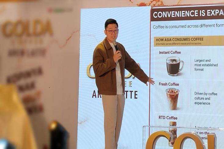 Brian Hartono, Senior Brand Manager GOLDA Coffee memaparkan brand presentation di Press Launch GOLDA Coffee Aren Latte di Jakarta, Rabu, 21 Oktober 2026 (Foto: Efa)