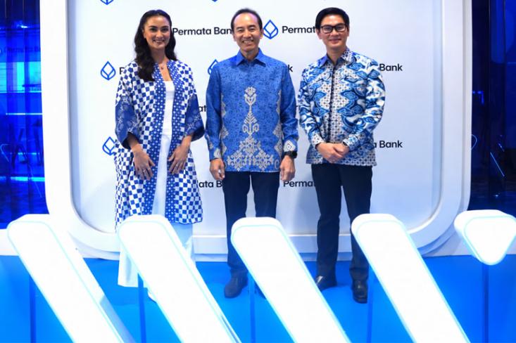 Ki-ka: Atiqah Hasiholan, Permata Bank Brand Ambassador; Eddie Sajoga, Direktur Consumer & Branch Banking Permata Bank; Glenn Ranti, Div. Head Strategic Marketing & Communications Permata Bank dalam Media Briefing Wealth Wisdom 2026 di Jakarta. Fot