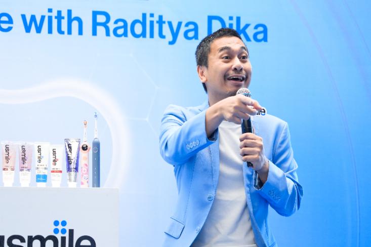 Raditya Dika, usmile Brand Ambassador sedang memaparkan pengalaman merawat gigi sehari-hari (Foto: Ist)