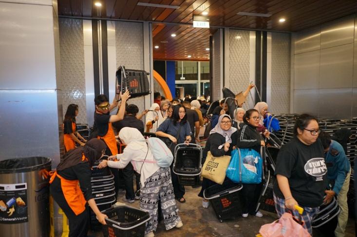 Para Wolfies atau penggemar buku dan pengunjung setia Big Bad Wolf (BBW) Books tampak tak sabar memasuki area bazar BBW ICE BSD CITY 2026 yang resmi dibuka dini hari pada 28 Oktober 2026 (Foto: Ist)