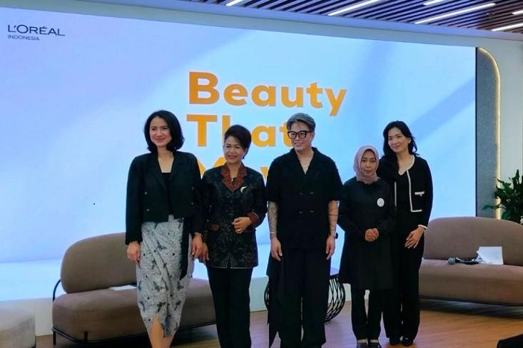 (ki-ka) Melanie Masriel (Chief of Corporate Affairs, Engagement and Sustainability of L'Oreal Indonesia), Made Sumiati, M.Pd, (Guru SMKN 3 Bogor), Indra Tanudarma, Achadiningtyas, trainer BFBL Training Center Cianjur, Magdalena Rospita (Foto: Efa)
