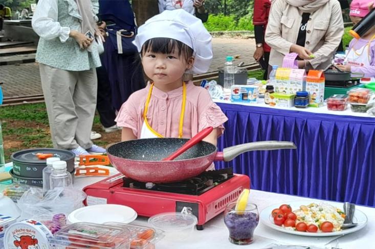 Meski baru berusia 4 tahun, Kanaya sudah memiliki kemampuan memasak. Foto: Novi