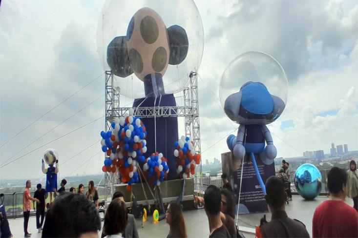 Dua balon karakter raksasa di atas gedung mall menarik perhatian pengunjung. Foto: Novi