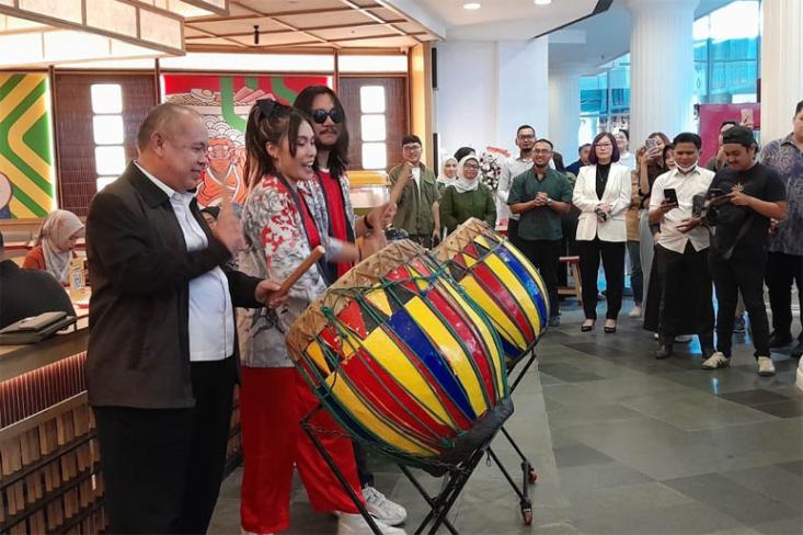 Bapak Sukandar ikut menabuh genderang tanda diresmikannya gerai ketiga Haraku Ramen. Foto: Novi