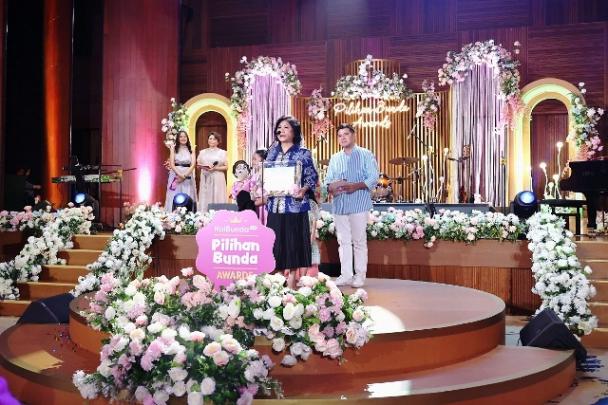 Ginawati Djuandi saat menerima penghargaan Asuransi Pilihan Bunda