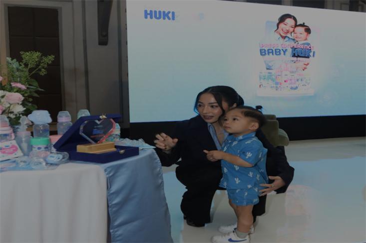 Public figure dan Ibu muda Nikita Willy bersama baby Issa, Brand Ambassador Baby HUKI. Foto: Ist
