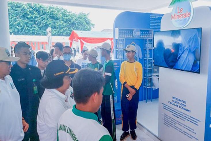 Menteri LHK Siti Nurbaya kunjungi booth Le Minerale di Aksi Bersih Negeri. Foto: Ist
