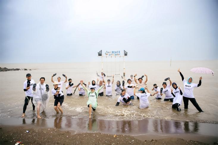 Beach Clean Up, membersihkan pantai dari sampah bersama puluhan relawan. Foto: Ist