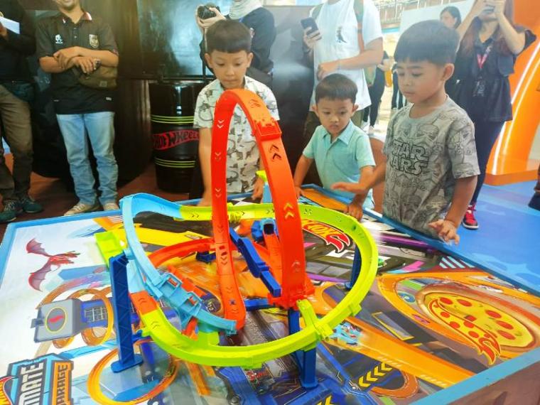 Anak-anak sedang bermain di area Hot Wheels