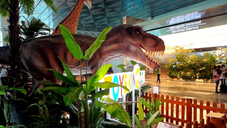 T-Rex siap menyambut pengunjung bandara