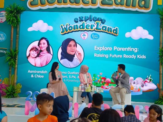 Talkshow Parenting bersama Asmirandah dan 