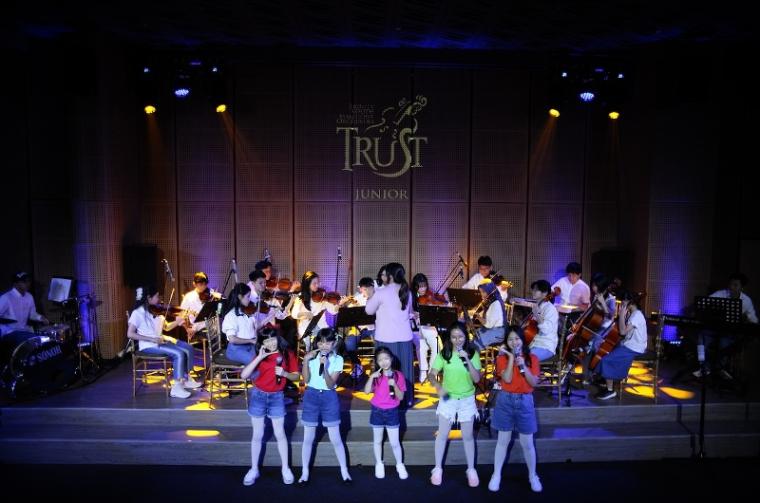 Pertunjukan Senandung Masa Kecil oleh TRUST Junior Orchestra