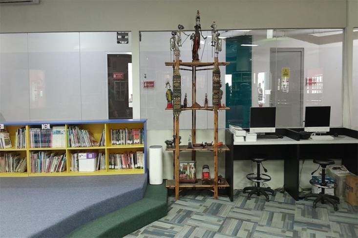 Ruang perpustakaan dengan alat pemurnian udara di dalamnya (tengah). Foto: Novi