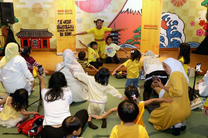 Olahraga yoga bersama ibu dan anak untuk merilekskan tubuh dan pikiran